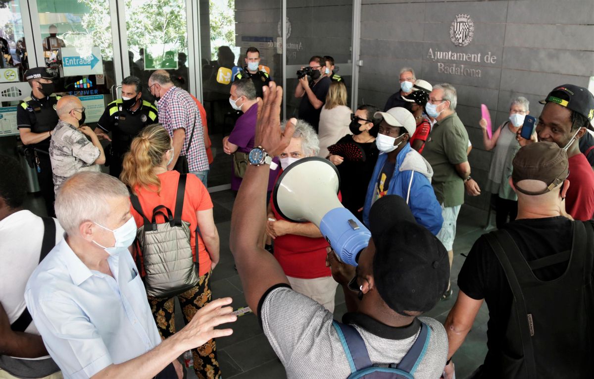 Protesta de la comunidad subsahariana de Badalona ante las oficinas municipal por el fin del alojamiento provisional de los afectados por el incendio del Gorg. Protesta de la comunidad subsahariana de Badalona ante las oficinas municipal por el fin del alojamiento provisional de los afectados por el incendio del Gorg.