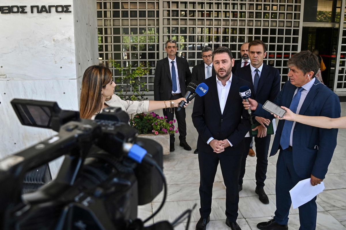 En esta fotografía tomada el 26 de julio de 2022, Nikos Androulakis, diputado al Parlamento Europeo y presidente del partido Movimiento por el Cambio (Pasok-Kinal), habla con los medios de comunicación tras presentar una denuncia ante el Tribunal Supremo de Atenas por el intento de espiar su teléfono móvil con el software malicioso Predator. En esta fotografía tomada el 26 de julio de 2022, Nikos Androulakis, diputado al Parlamento Europeo y presidente del partido Movimiento por el Cambio (Pasok-Kinal), habla con los medios de comunicación tras presentar una denuncia ante el Tribunal Supremo de Atenas por el intento de espiar su teléfono móvil con el software malicioso Predator.