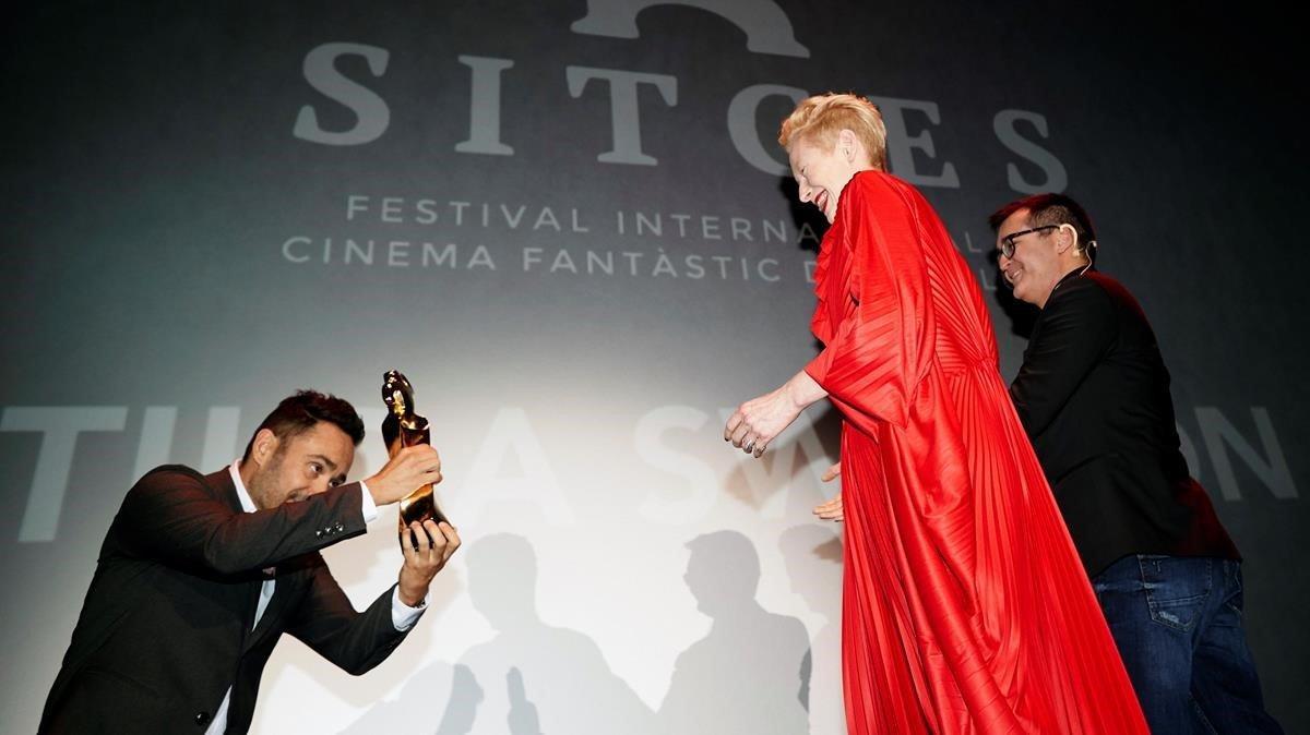 Tilda Swinton, que aparece en ’Suspiria’, recibe el Gran Premi Honorífic de manos de J. A. Bayona. Tilda Swinton, que aparece en ’Suspiria’, recibe el Gran Premi Honorífic de manos de J. A. Bayona.