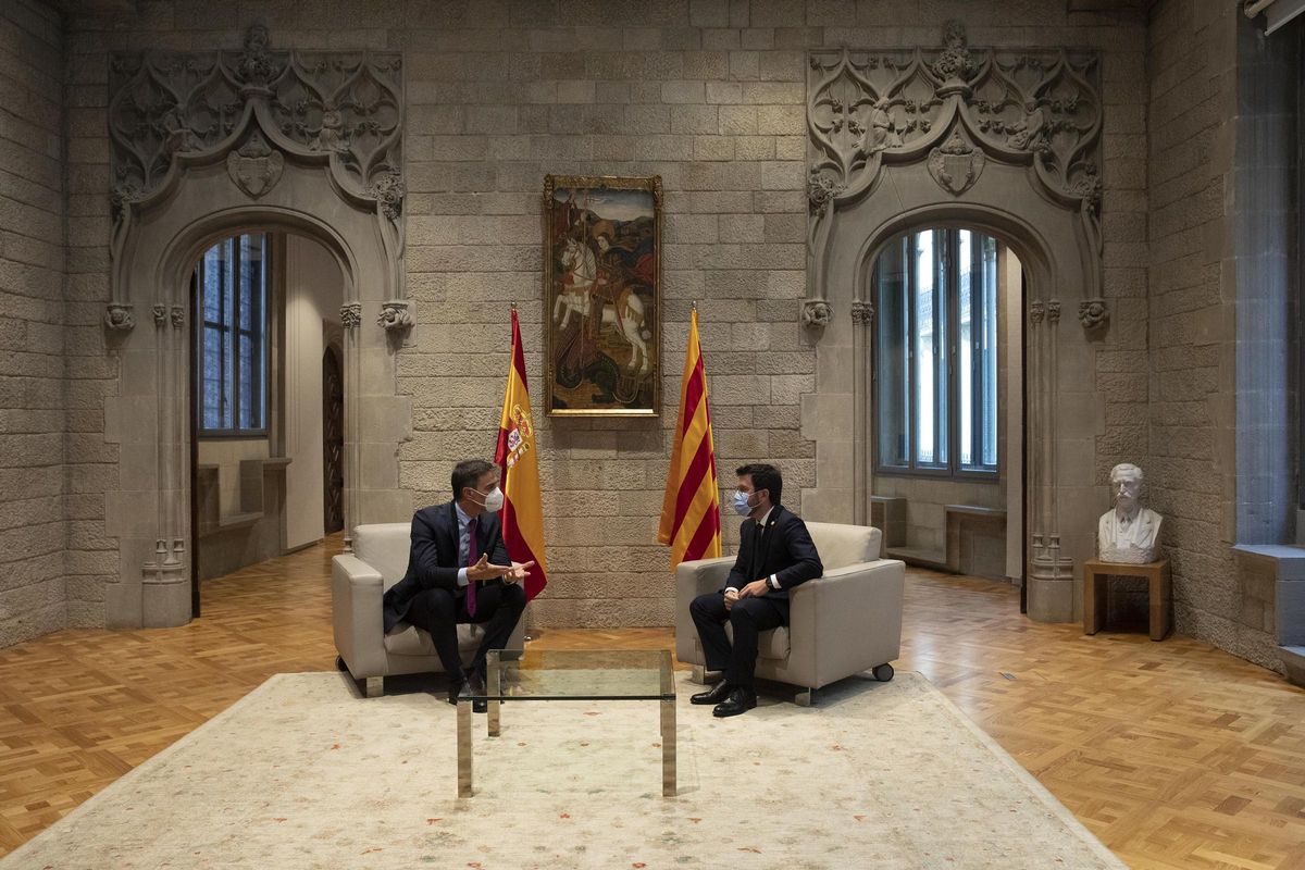 El presidente del Gobierno, Pedro Sánchez, y el ’president’ de la Generalitat, Pere Aragonès, en el Palau de la Generalitat en Barcelona, antes de la reunión de la mesa de diálogo sobre Catalunya. El presidente del Gobierno, Pedro Sánchez, y el ’president’ de la Generalitat, Pere Aragonès, en el Palau de la Generalitat en Barcelona, antes de la reunión de la mesa de diálogo sobre Catalunya.