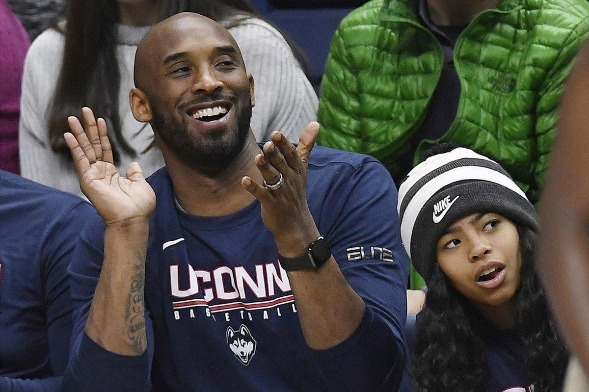 Kobe Bryant junto con su hija, Gianna Bryant, en un partido de la liga universitaria femenina el año pasado Kobe Bryant junto con su hija, Gianna Bryant, en un partido de la liga universitaria femenina el año pasado