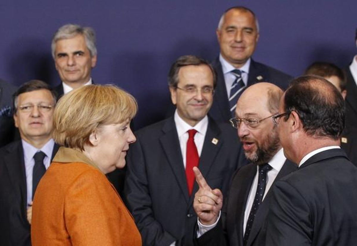 El presidente del Parlamento Europeo, Martin Schulz, se dirige a la cancillera alemana, Angela Merkel, ante el presidente francés, François Hollande (de espaldas), durante la foto de familia, el jueves en Bruselas. El presidente del Parlamento Europeo, Martin Schulz, se dirige a la cancillera alemana, Angela Merkel, ante el presidente francés, François Hollande (de espaldas), durante la foto de familia, el jueves en Bruselas.