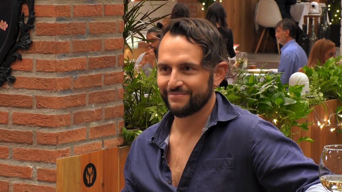 La dependencia de un comensal de 'First Dates' de su perro asusta a su cita: "No me gusta ser la tercera en la cama" La dependencia de un comensal de 'First Dates' de su perro asusta a su cita: "No me gusta ser la tercera en la cama"