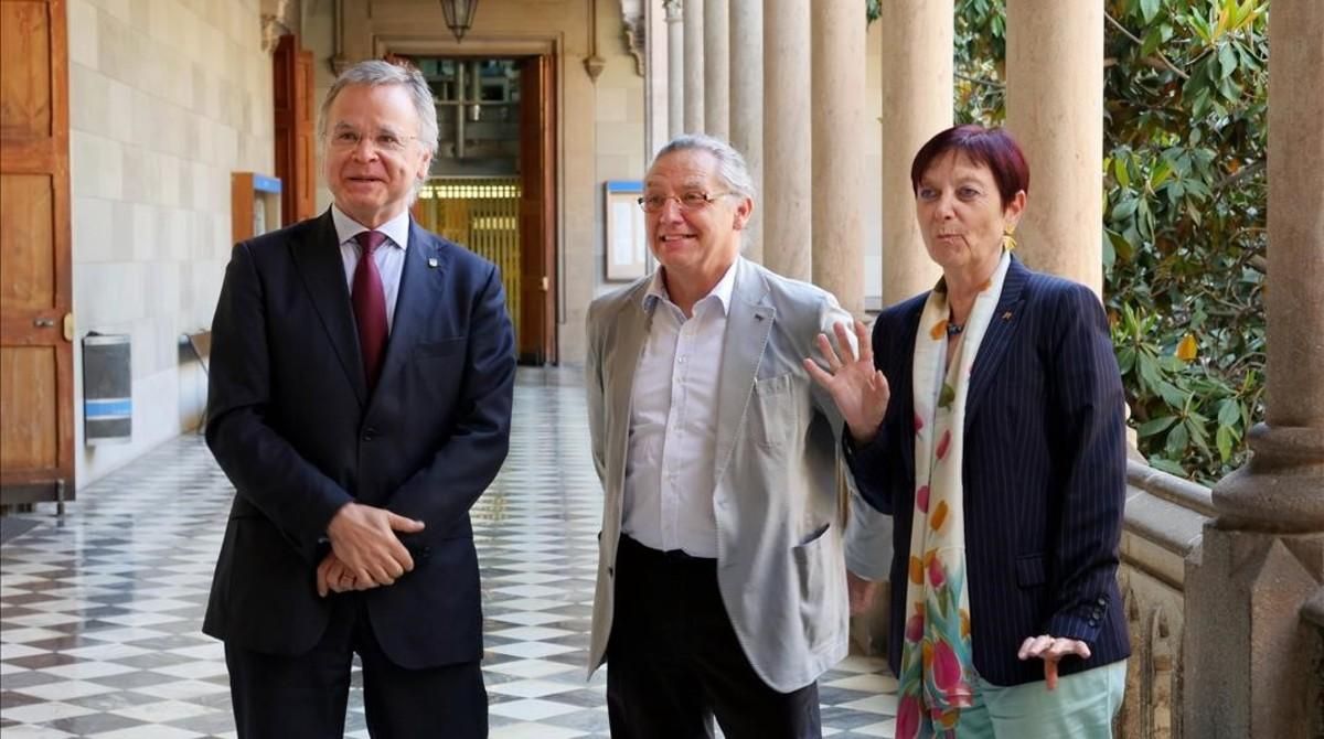 Los rectores de la Universitat de Barcelona (UB), Joan Elias -a la izquierda-; de la Universitat Politècnica de Catalunya (UPC), Enric Fossas -centro-, y de la Universitat Autònoma de Barcelona (UAB), Margarita Arboix, este lunes en el edificio histórico de la UB. Los rectores de la Universitat de Barcelona (UB), Joan Elias -a la izquierda-; de la Universitat Politècnica de Catalunya (UPC), Enric Fossas -centro-, y de la Universitat Autònoma de Barcelona (UAB), Margarita Arboix, este lunes en el edificio histórico de la UB.