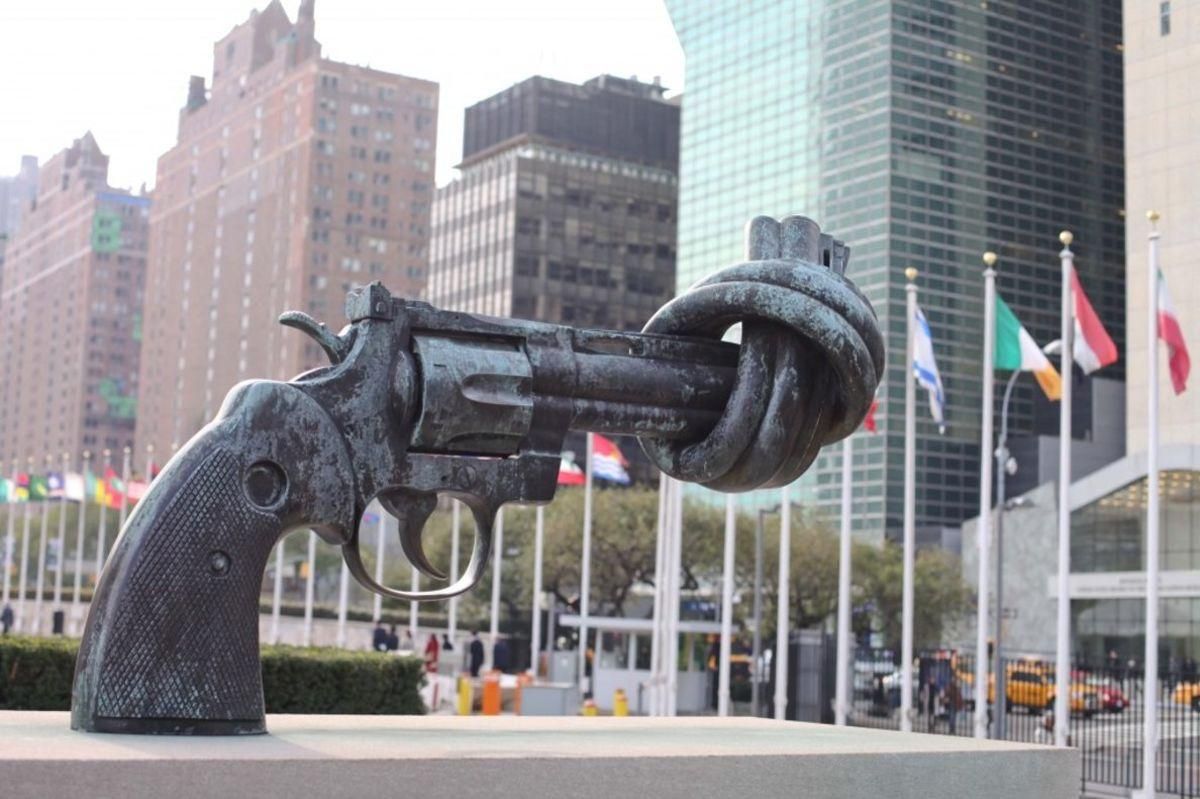 Un monumento contra las armas. Un monumento contra las armas.