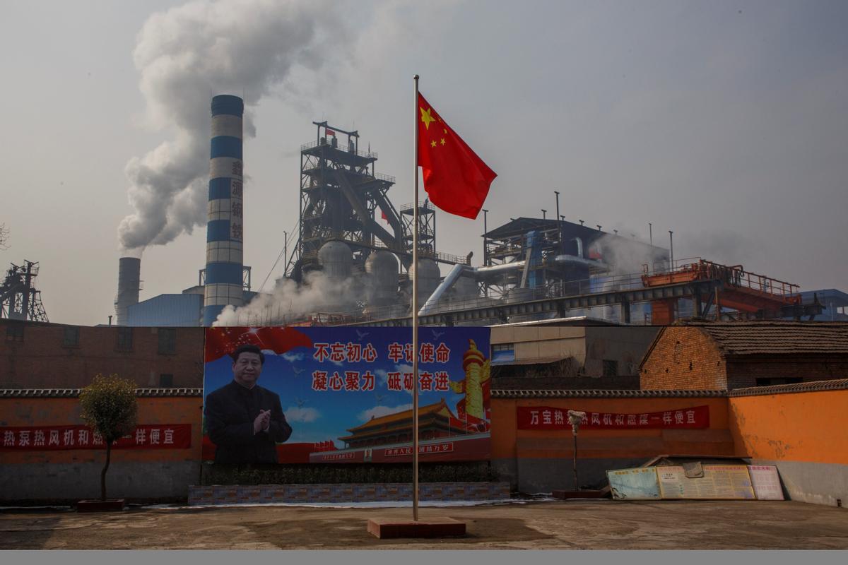 Un poster del presidente chino Xi Jingping cuelga frente a una fábrica acerera en Anyang, en la provincia de Henan. 