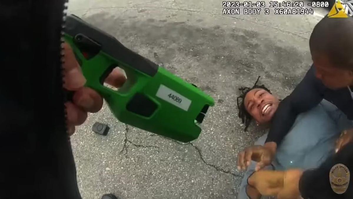 Las imágenes de la muerte del primo de la fundadora de 'Black Lives Matter' tras ser electrocutado por la Policía reavivan el debate racial Las imágenes de la muerte del primo de la fundadora de 'Black Lives Matter' tras ser electrocutado por la Policía reavivan el debate racial