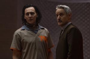 Tom Hiddleston (Loki) y Owen Wilson (agente Mobius) en ’Loki’.