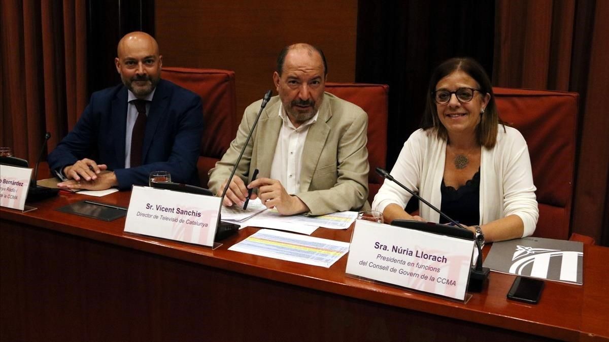 El director de Catalunya Ràdio, Saül Gordillo; el de TV-3, Vicent Sanchis, y la presidenta en funciones de la CCMA, Núria Llorach, en el Parlament. El director de Catalunya Ràdio, Saül Gordillo; el de TV-3, Vicent Sanchis, y la presidenta en funciones de la CCMA, Núria Llorach, en el Parlament.