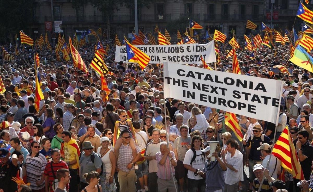 Pancartas y banderas independentistas en la manifestación contra la sentencia del Estatut del 2010. Pancartas y banderas independentistas en la manifestación contra la sentencia del Estatut del 2010.