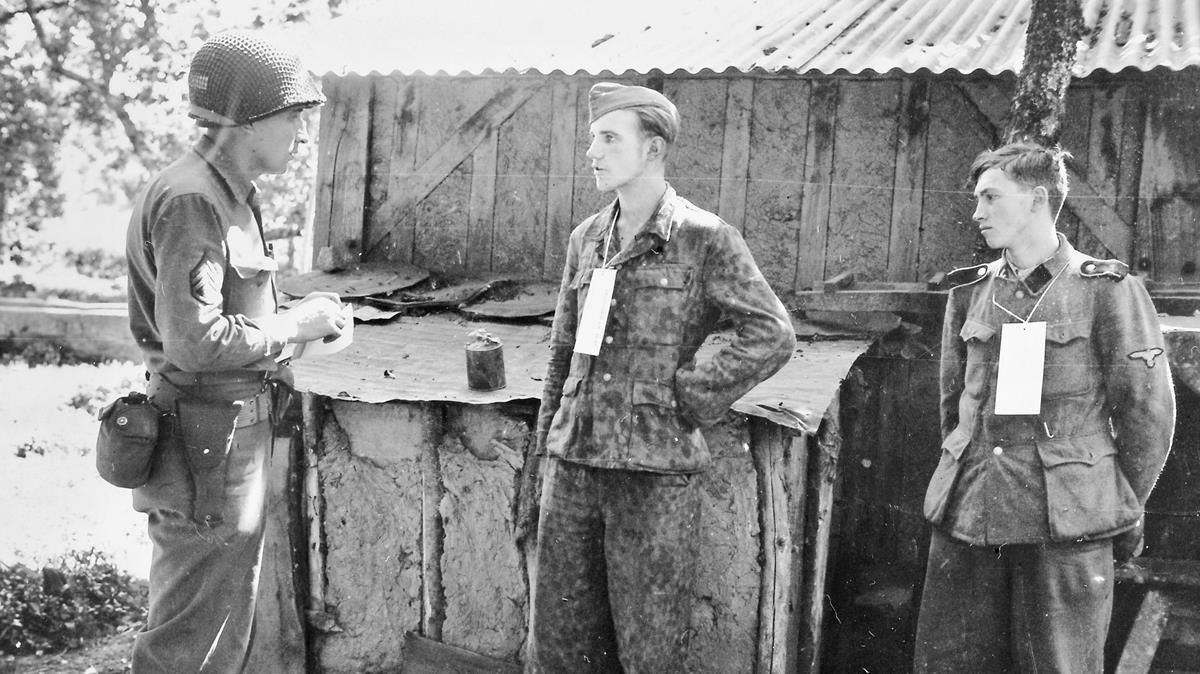 Martin Selling, interrogando a dos prisioneros alemanes, cerca del frente, en Francia, en 1944. Martin Selling, interrogando a dos prisioneros alemanes, cerca del frente, en Francia, en 1944.