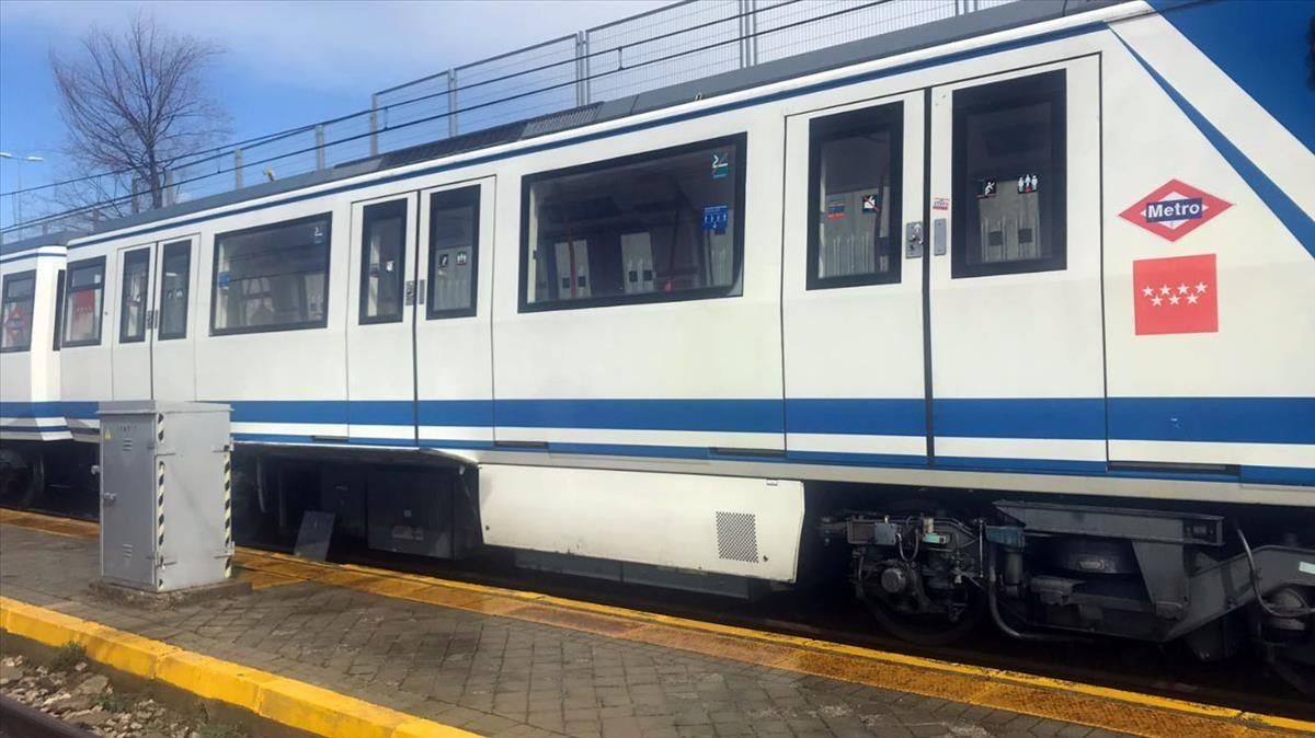 En 90 vagones como este de las series 2.000 y 5.000 del Metro de Madrid se ha detectado la presencia de amianto en los cofres disruptores, la caja blanca que llevan los bajos, junto a las ruedas. En 90 vagones como este de las series 2.000 y 5.000 del Metro de Madrid se ha detectado la presencia de amianto en los cofres disruptores, la caja blanca que llevan los bajos, junto a las ruedas.