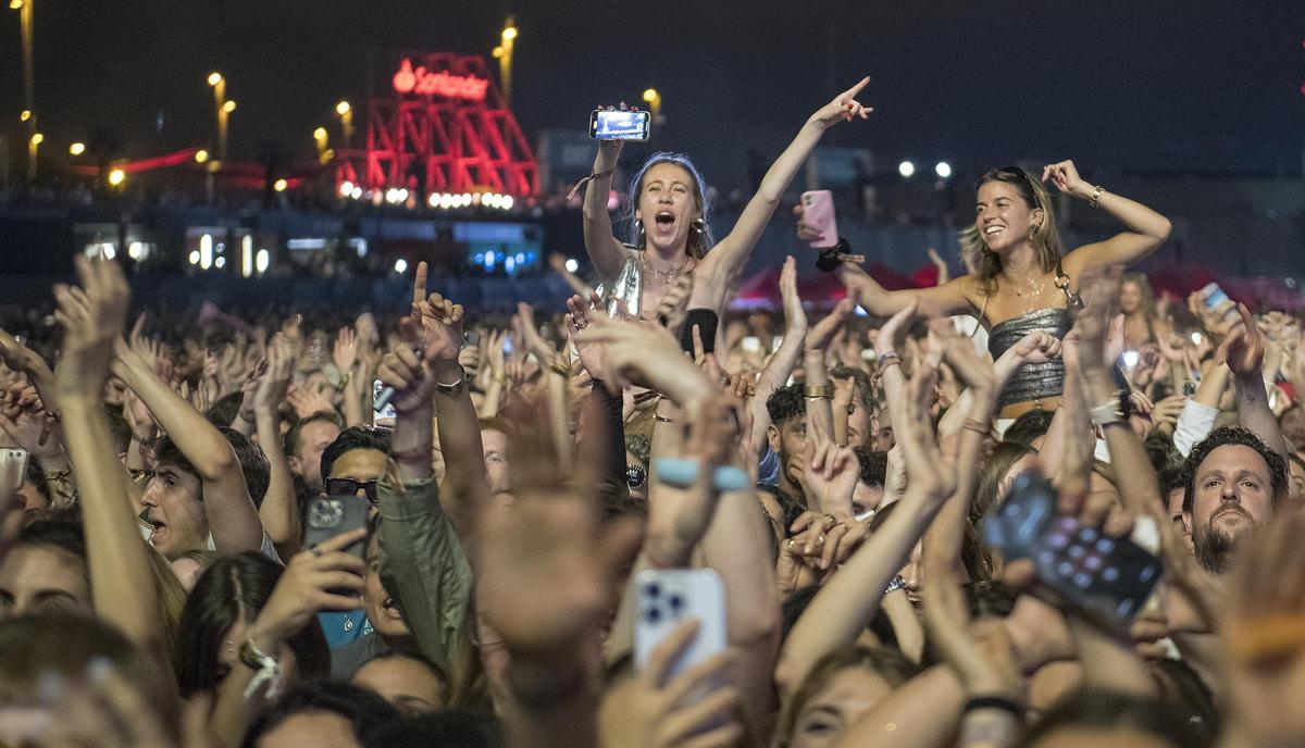  El público siguiendo el ritmo del DJ Calvin Harris durante su actuación en el festival Primavera Sound. 