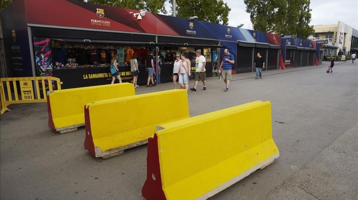 Pilonas de cemento en los alrededores del Camp Nou. Pilonas de cemento en los alrededores del Camp Nou.