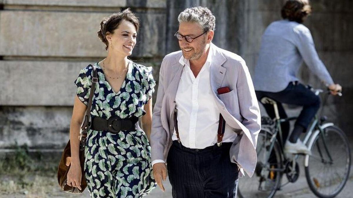 Bérénice Bejo y Sergio Castellitto, en una imagen de ’Una librería en París’. Bérénice Bejo y Sergio Castellitto, en una imagen de ’Una librería en París’.