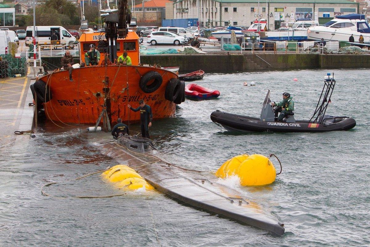 Traslado del narcosubmarino hasta el puerto de Aldán. Traslado del narcosubmarino hasta el puerto de Aldán.