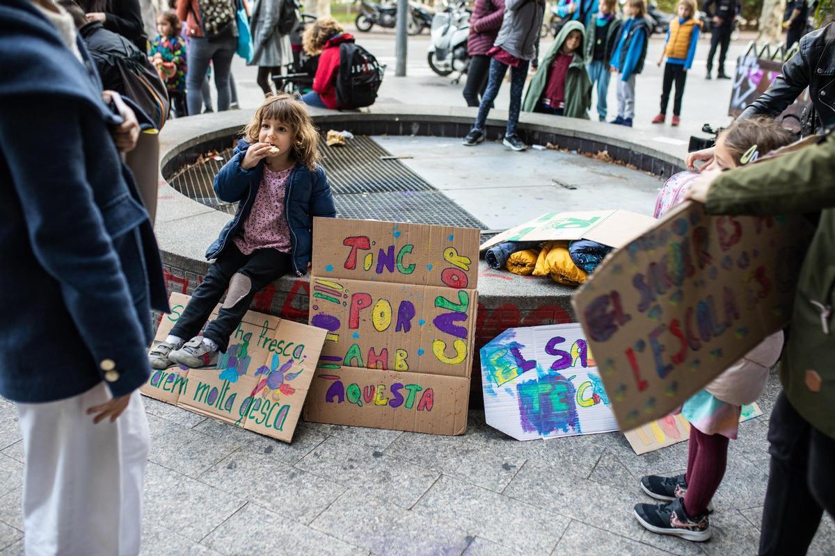 Concentración delante del Consorcio de Educación para exigir un plan de climatización en los centros educativos para hacer frente a las temperaturas extremas. Concentración delante del Consorcio de Educación para exigir un plan de climatización en los centros educativos para hacer frente a las temperaturas extremas.