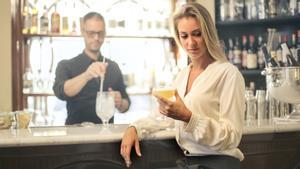 Un camarero y una clienta en un bar, en una imagen de archivo