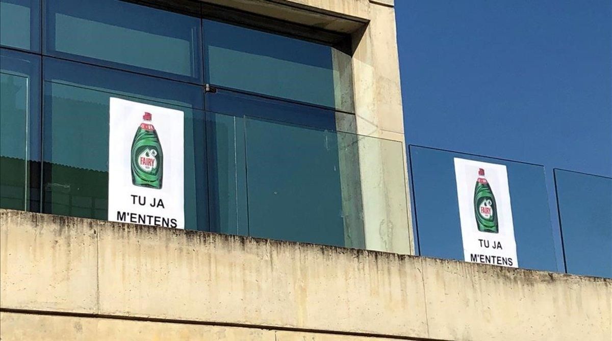Carteles con la imagen del detergente Fairy en el Ayuntamiento de Sant Fruitós del Bages. Carteles con la imagen del detergente Fairy en el Ayuntamiento de Sant Fruitós del Bages.