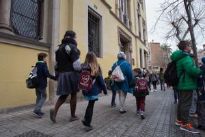 Niños a las puertas de un colegio. 