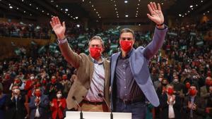 El presidente del Gobierno, Pedro Sánchez, junto al líder del PSOE-A, Juan Espadas, durante el acto de proclamación del ya exalcalde de Sevilla como candidato socialista a la Junta de Andalucía, este 15 de enero de 2022 en Granada.