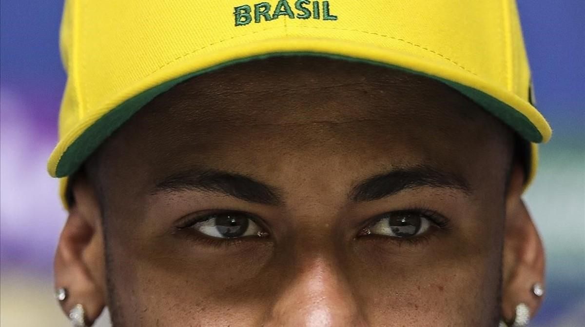 Neymar fija la mirada en los periodistas durante la rueda de prensa de este martes, en Teresópolis. Neymar fija la mirada en los periodistas durante la rueda de prensa de este martes, en Teresópolis.