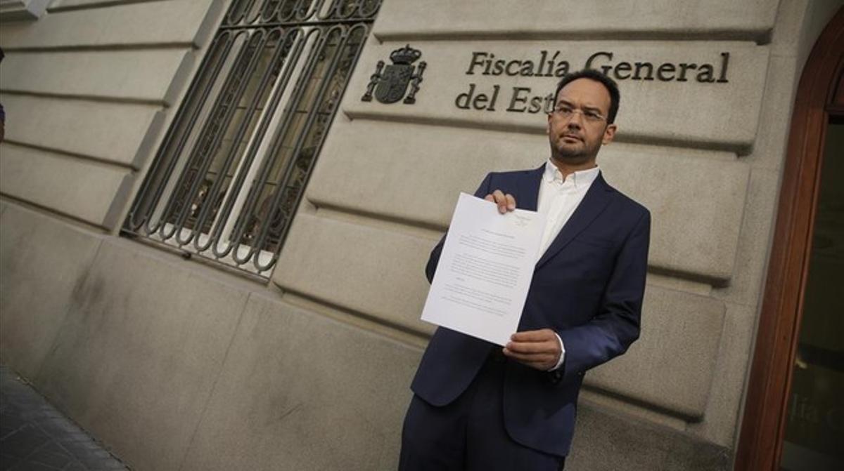 El socialista Antonio Hernando muestra, el pasado 14 de agosto, la denuncia contra el ministro del Interior ante la sede de la Fiscalía.