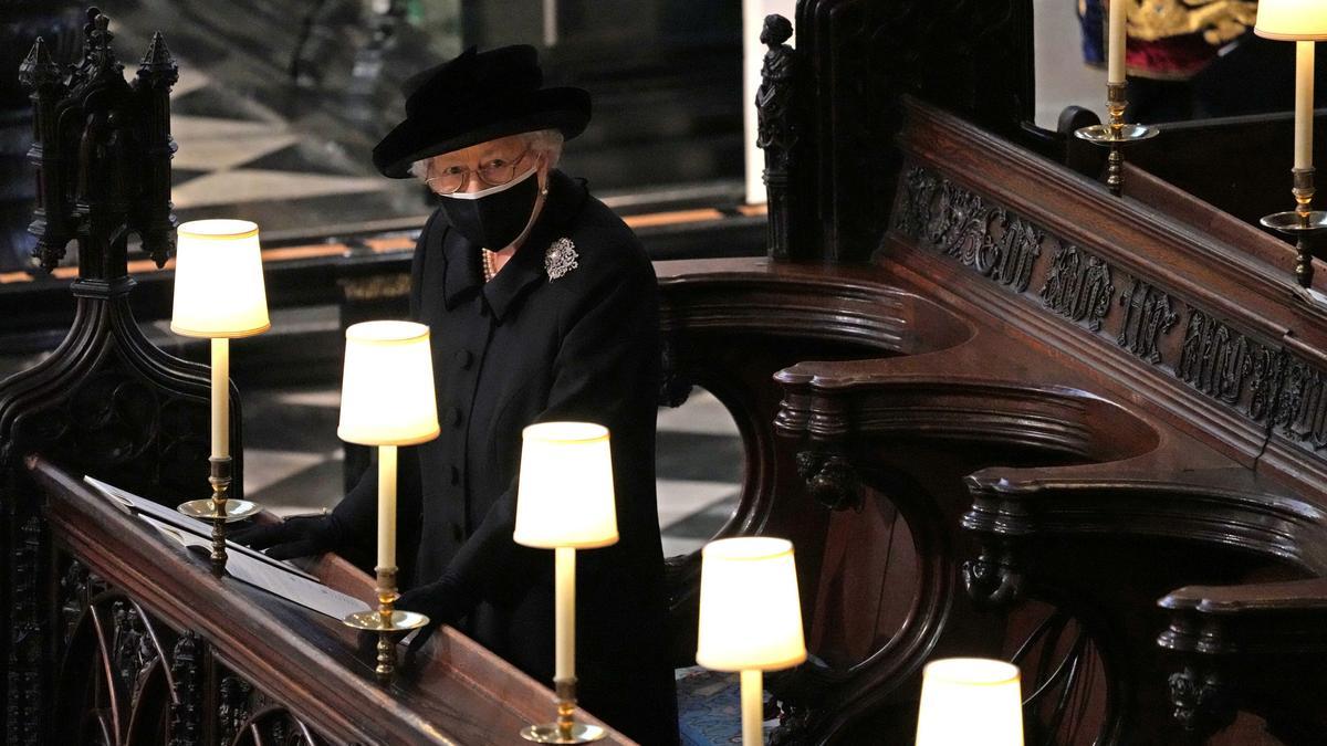 Isabel II, en el funeral de Felipe de Edimburgo, en la capilla de san Jorge del castillo de Windsor, el sábado pasado.