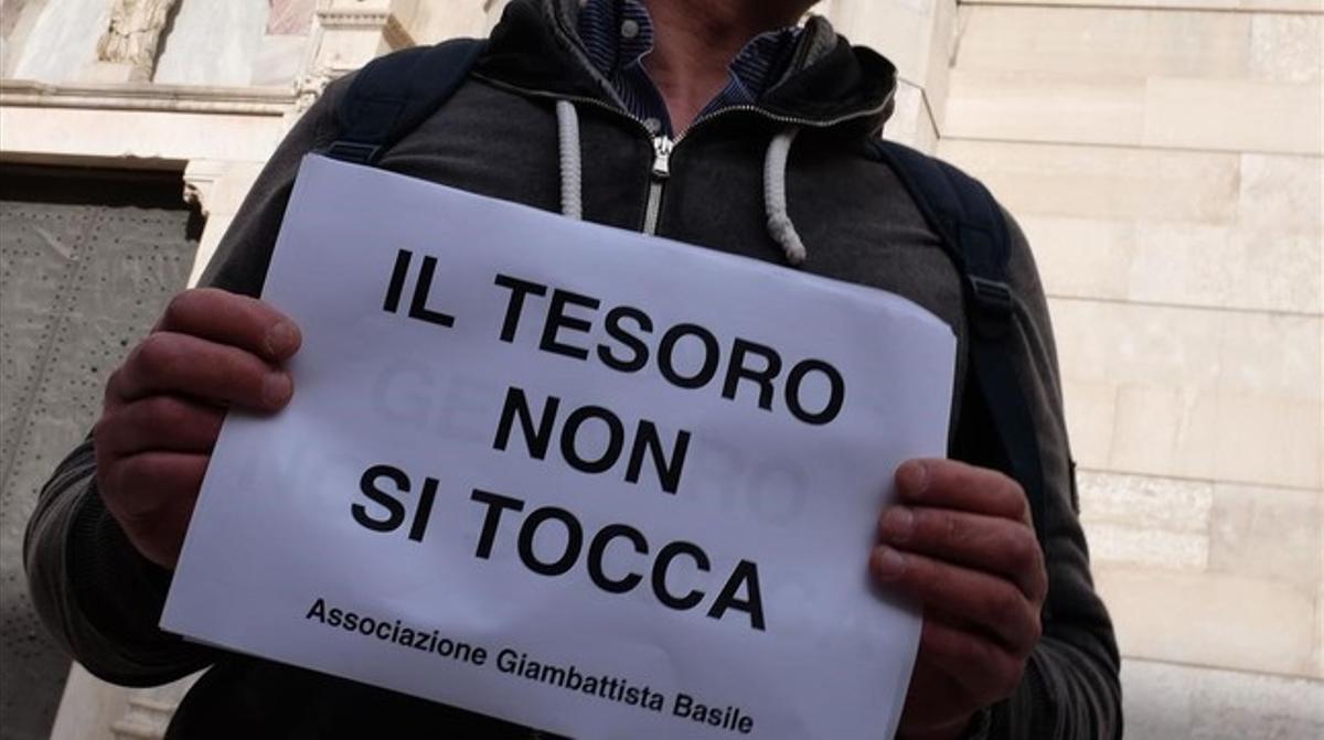 Cartel con la inscripción ’El tesoro no se toca’, sostenido por un manifestante, en Nápoles, el 5 de marzo.