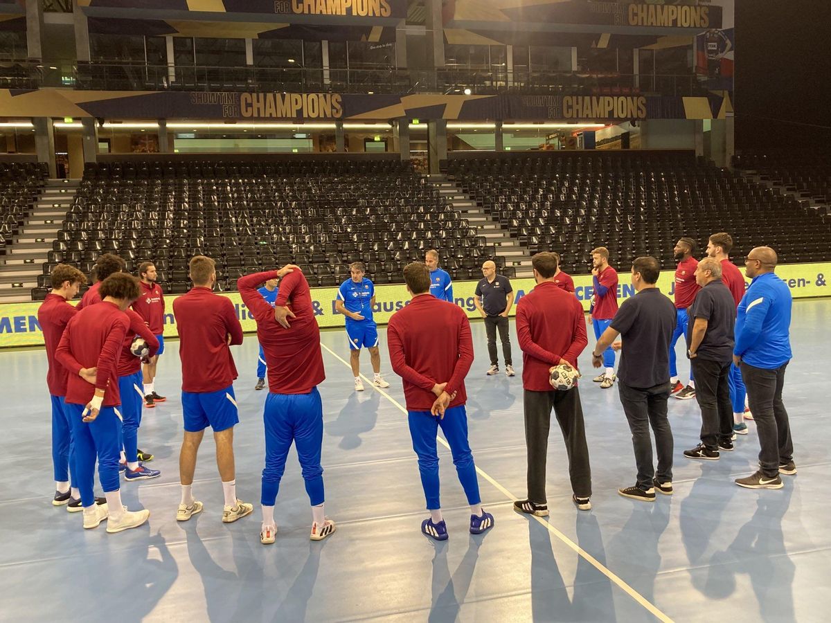 Ortega dirige un entrenamiento en la pista del Flensburg. Ortega dirige un entrenamiento en la pista del Flensburg.