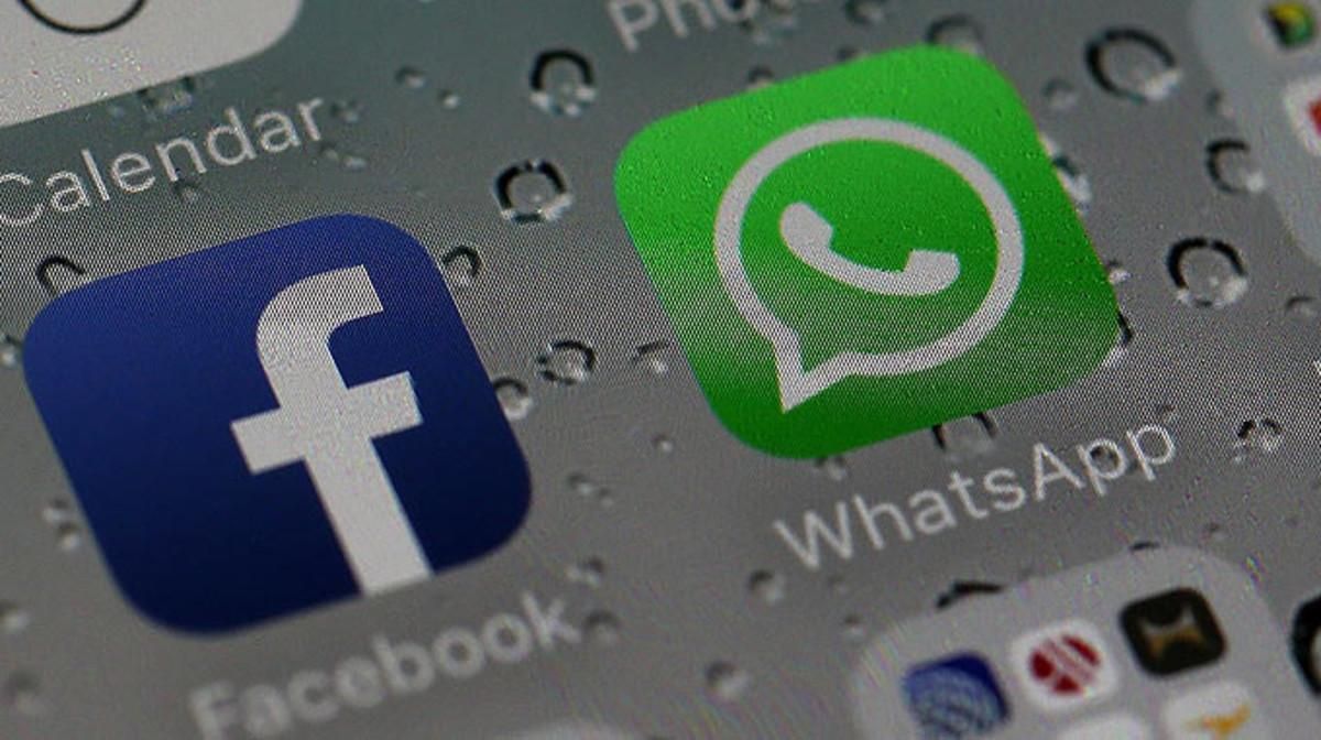 El logotipo de Whatsapp, junto al de Facebook, en la pantalla de un móvil. El logotipo de Whatsapp, junto al de Facebook, en la pantalla de un móvil.