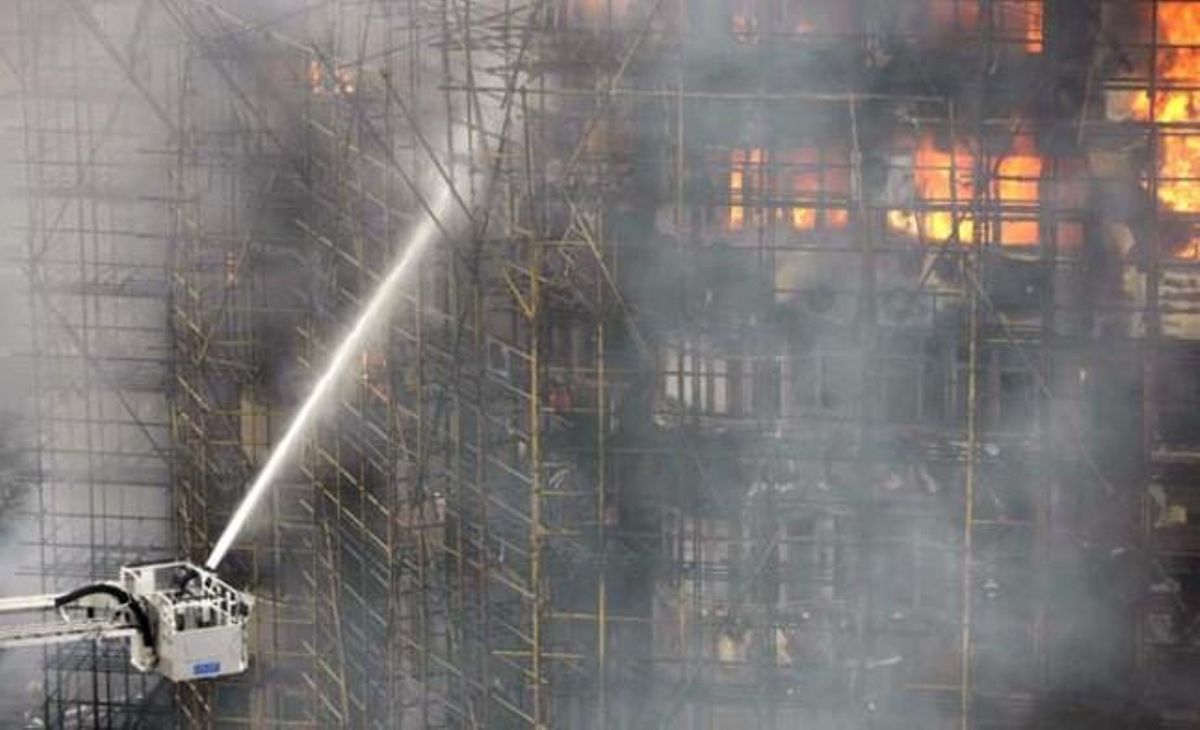 Cientos de bomberos chinos luchan para apagar un incendio en un rascacielos de 25 pisos que estaba en obras en Shangai (China). Hasta el momento no se sabe si hay víctimas. Cientos de bomberos chinos luchan para apagar un incendio en un rascacielos de 25 pisos que estaba en obras en Shangai (China). Hasta el momento no se sabe si hay víctimas.