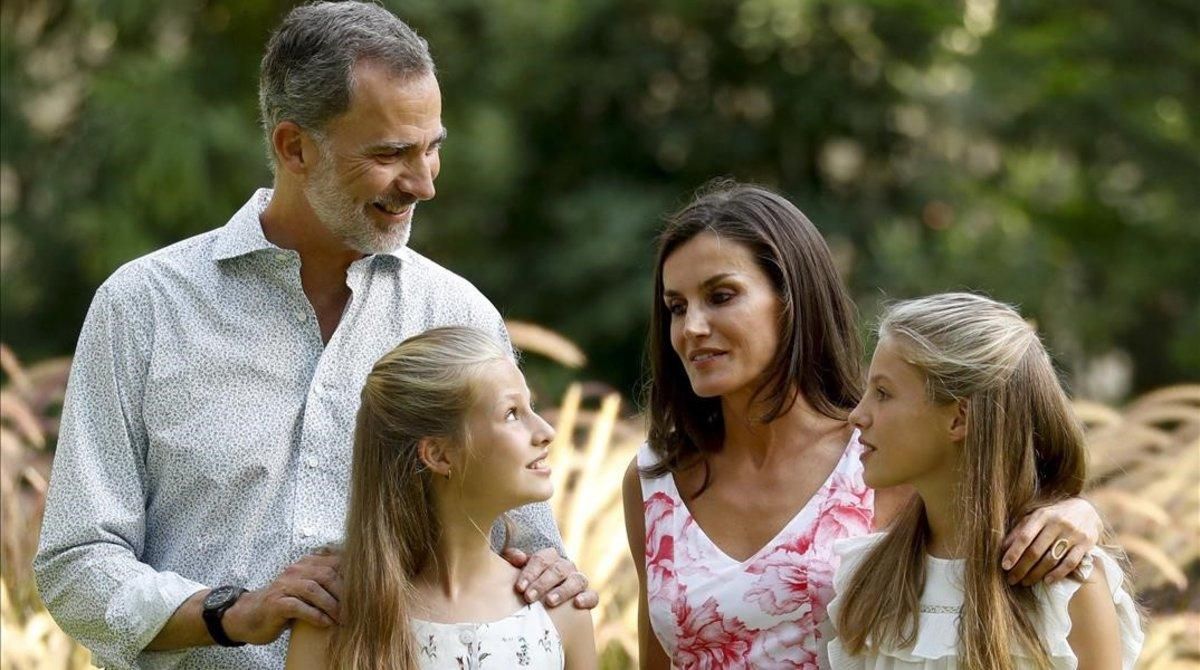 El Rey, Letizia y sus hijas, en Marivent. El Rey, Letizia y sus hijas, en Marivent.