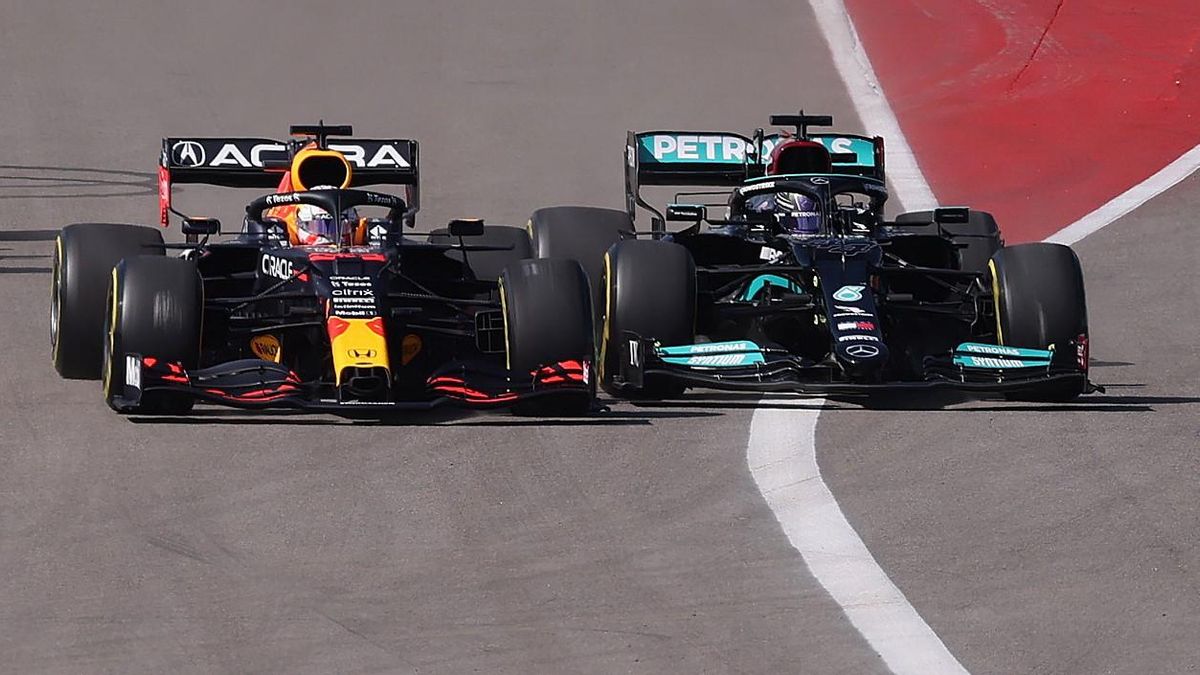 Hamilton (derecha) rebasa a Verstappen en la recta de Austin, nada más tomar la salida. Hamilton (derecha) rebasa a Verstappen en la recta de Austin, nada más tomar la salida.