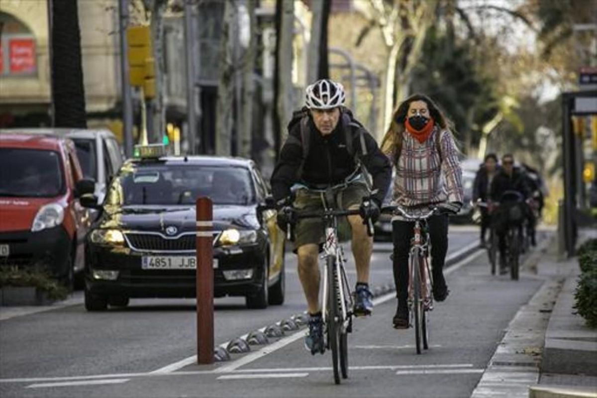 Unos ciclistas circulan por el barril bici de la Diagonal, en una imagen de archivo. Unos ciclistas circulan por el barril bici de la Diagonal, en una imagen de archivo.