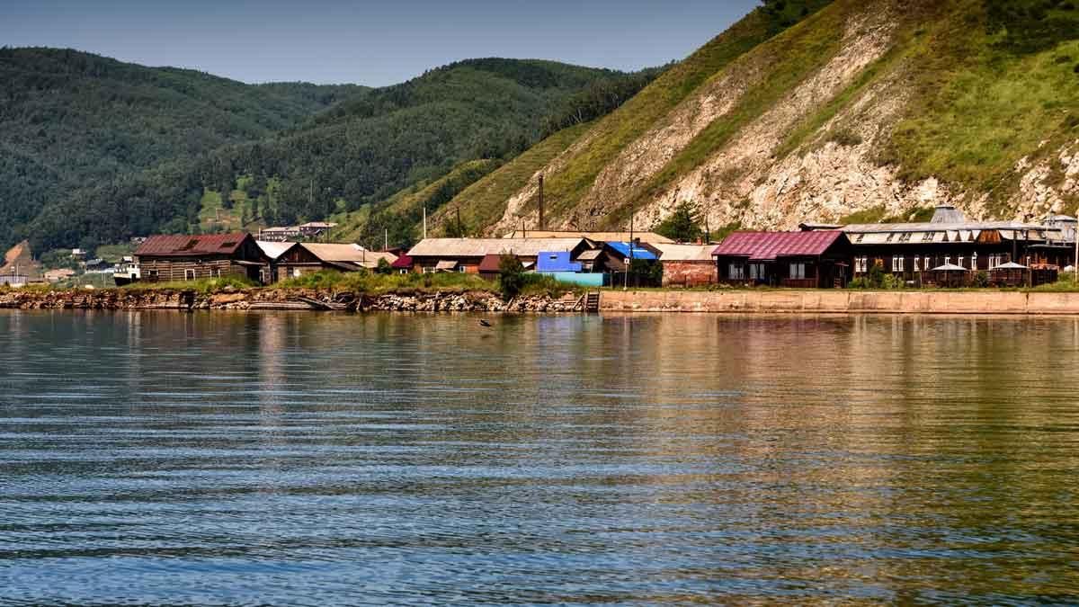 Un pueblo a orillas del lago Baikal, en Rusia. Un pueblo a orillas del lago Baikal, en Rusia.