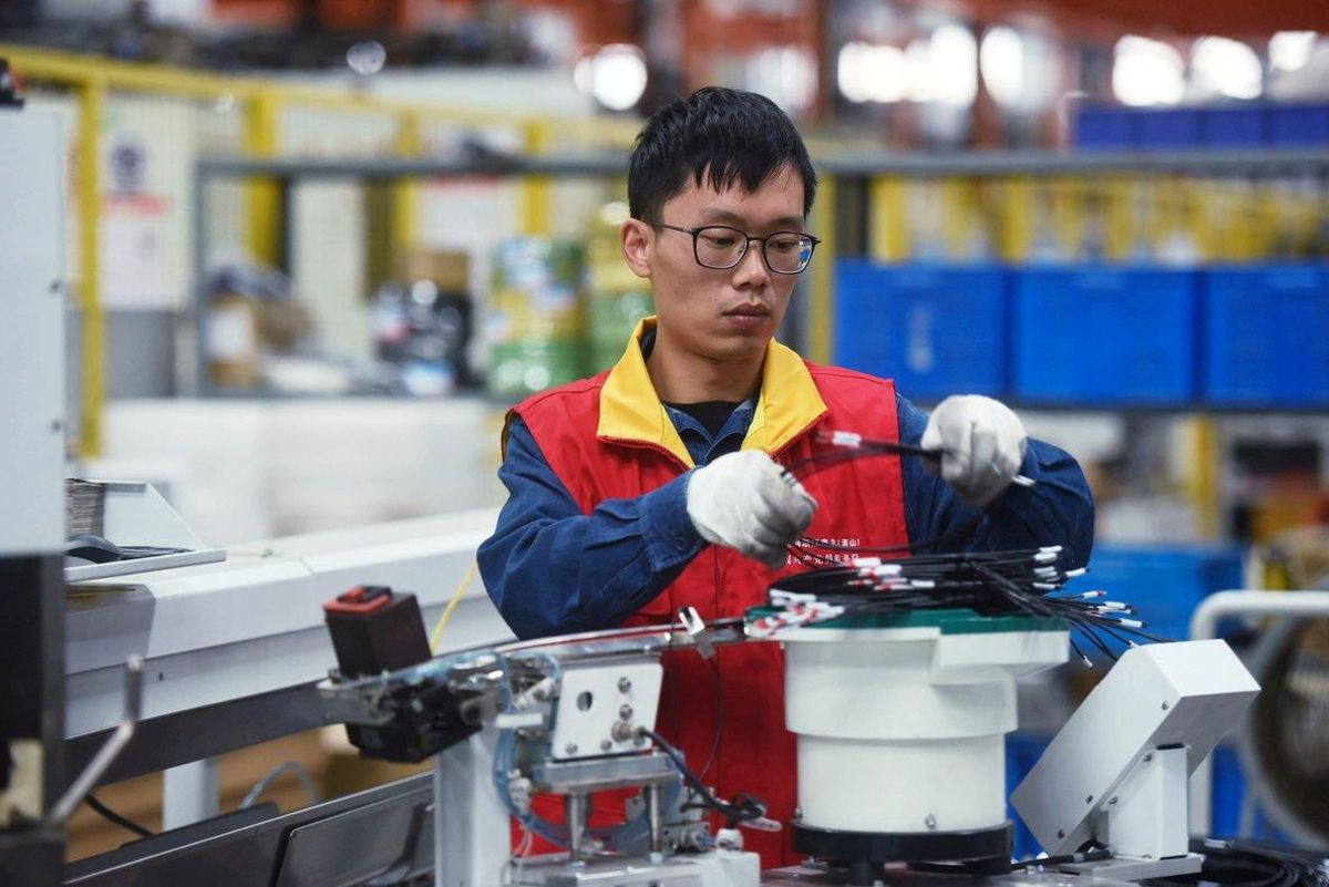 Un trabajador de una planta eléctrica en Hangzhou (China). Un trabajador de una planta eléctrica en Hangzhou (China).