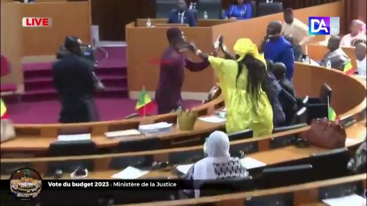 Pelea a golpes en el Parlamento de Senegal.