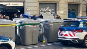 Els Mossos van buscar més restes del cadàver en altres contenidors de l’Eixample de Barcelona