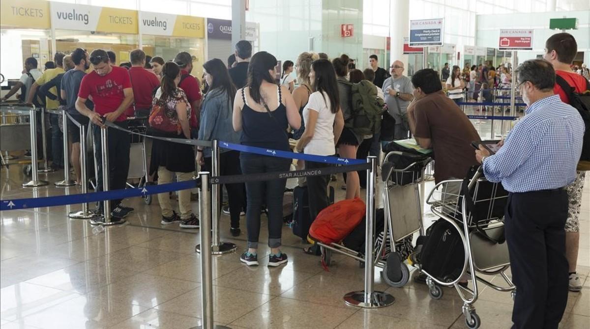 Cola de pasajeros en atención al cliente de El Prat para reclamar retrasos. Cola de pasajeros en atención al cliente de El Prat para reclamar retrasos.