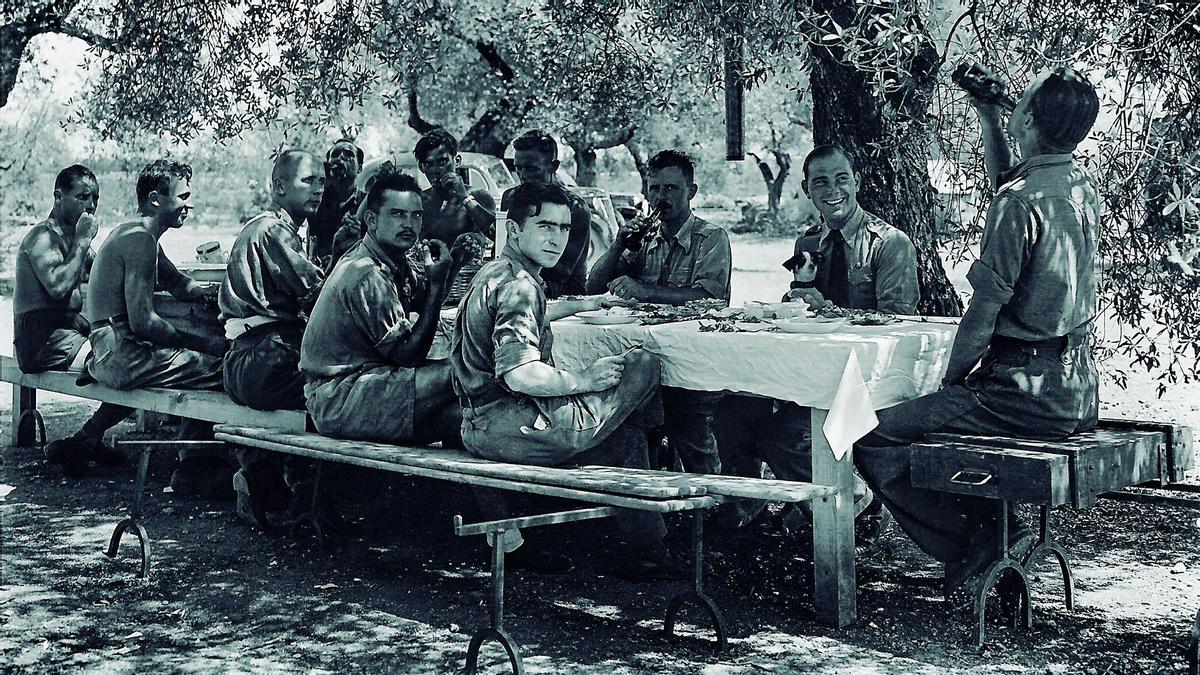 Miembros de la alemana Legión Cóndor comiendo bajo un olivo en el aeródromo de La Sénia.