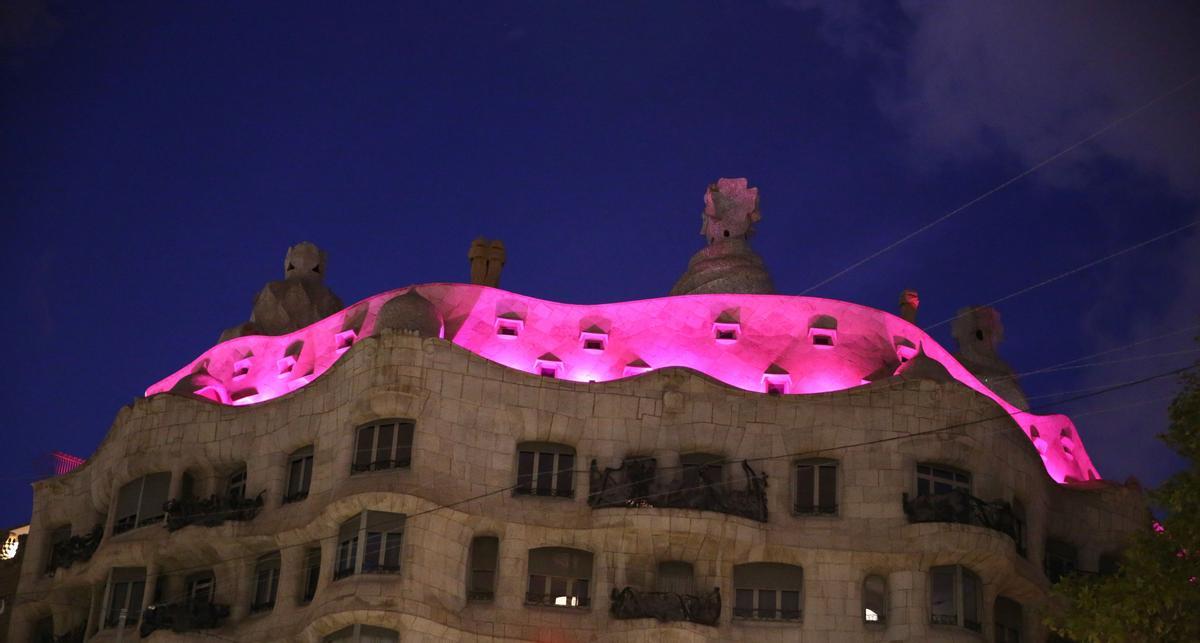 La Pedrera se tiñe de rosa por el Día Mundial contra el Cáncer de mama