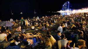 Albert Batlle prevé que por Sant Joan haya en las playas una megaconcentración como las de antes de la pandemia. En la imagen, verbena de Sant Joan en la playa de la Barceloneta en el año 2018.