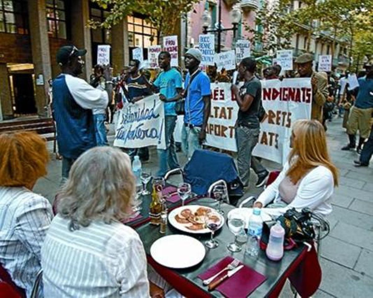 Participantes en la manifestación de anoche en el Poblenou. Participantes en la manifestación de anoche en el Poblenou.