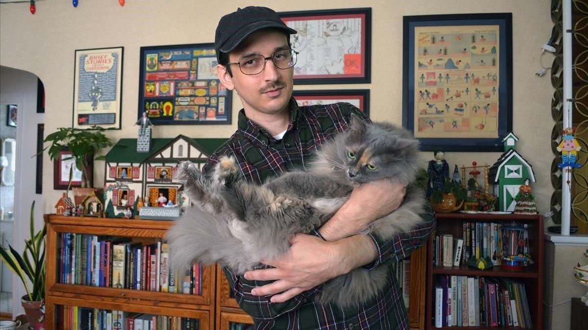 El dibujante Nick Drnaso, autor de ’Sabrina’, en su casa de Chicago. El dibujante Nick Drnaso, autor de ’Sabrina’, en su casa de Chicago.