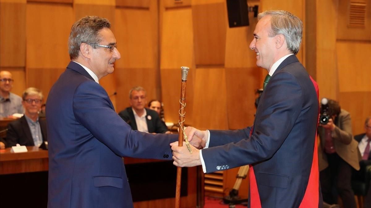 El candidato del PP a la alcaldia de Zaragoza, Jorge Azcón, recoge el bastón de alcalde. El candidato del PP a la alcaldia de Zaragoza, Jorge Azcón, recoge el bastón de alcalde.