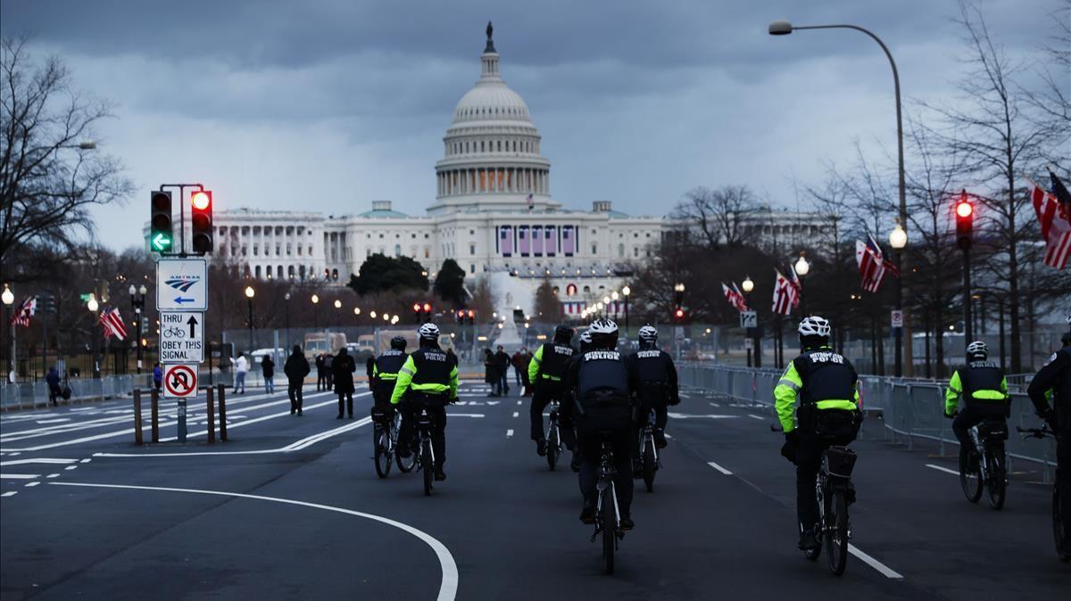  Los agentes de policía patrullan una calle que conduce al Capitolio de los EE. UU.