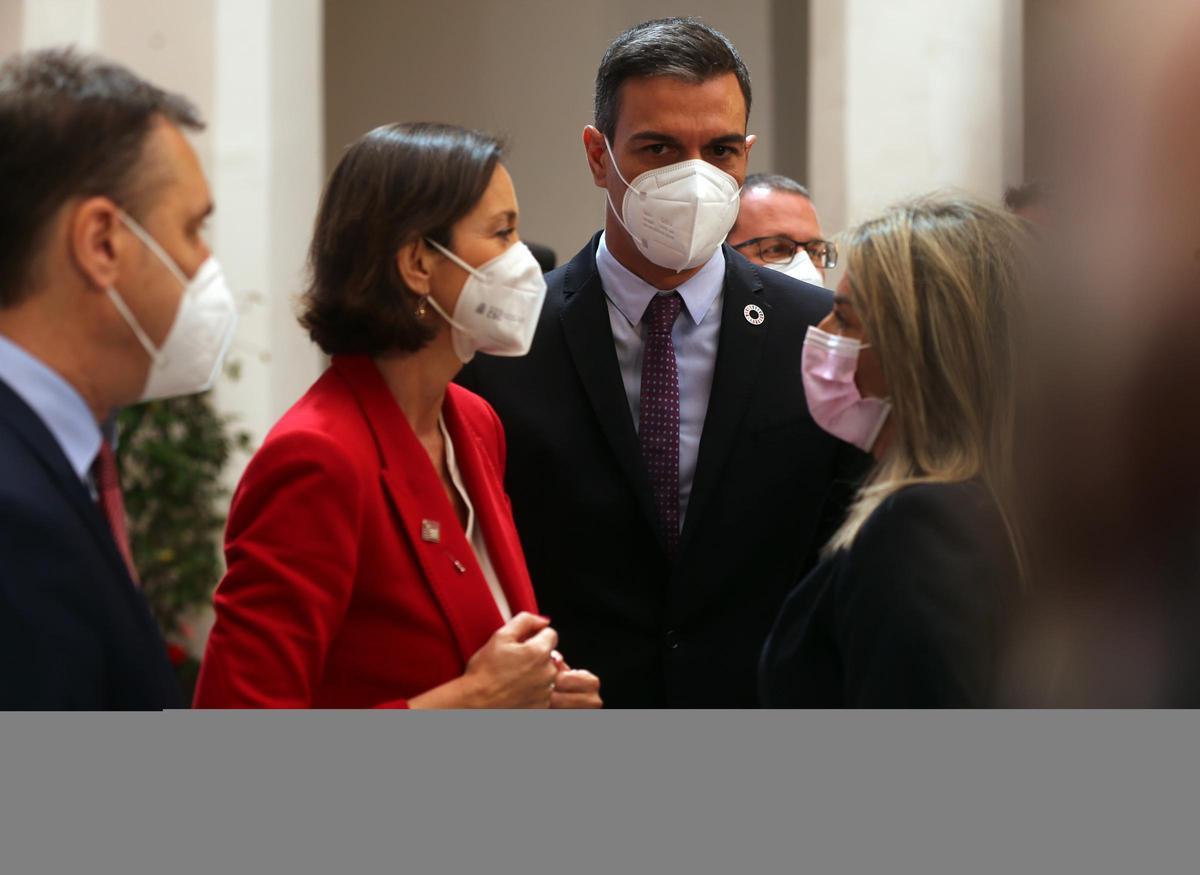 El presidente del Gobierno, Pedro Sánchez, conversa con la ministra de Industria, Reyes Maroto, y la alcaldesa de Toledo, Milagros Tolón (d), en la presentación del proyecto ’Haciendo de España un polo industrial del hidrógeno verde en Europa’, este 24 de mayo en la capital castellanomanchega. El presidente del Gobierno, Pedro Sánchez, conversa con la ministra de Industria, Reyes Maroto, y la alcaldesa de Toledo, Milagros Tolón (d), en la presentación del proyecto ’Haciendo de España un polo industrial del hidrógeno verde en Europa’, este 24 de mayo en la capital castellanomanchega.