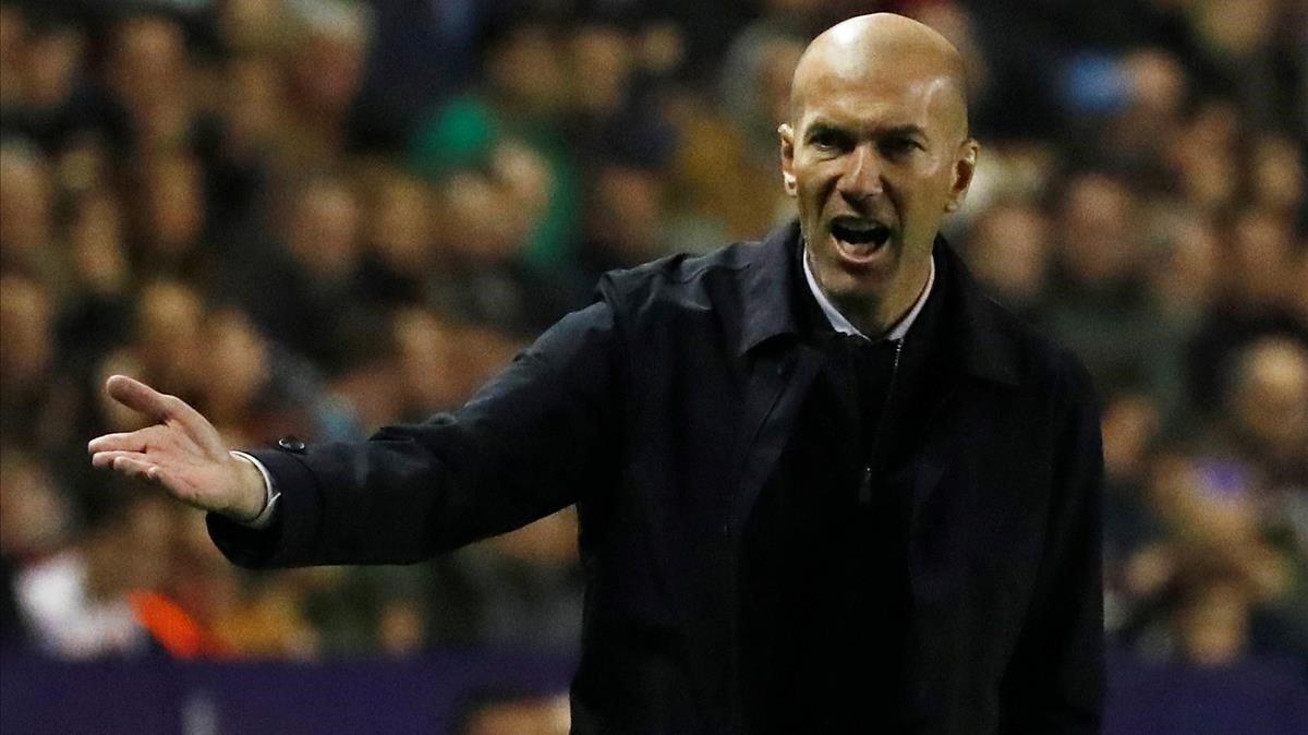 Zidane se enfada en el duelo con el Levante en el Ciutat de Valencia.