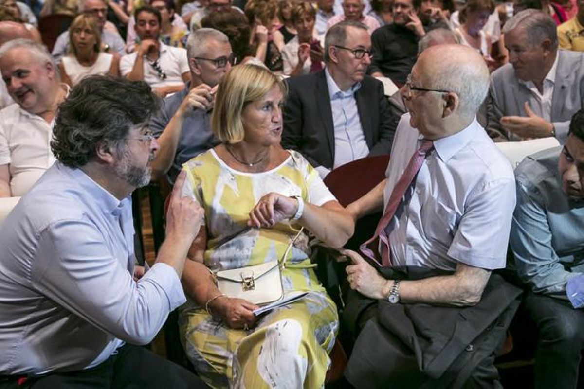 Castellà, De Gispert y Rigol, en el acto de presentación de Demòcrates de Catalunya. Castellà, De Gispert y Rigol, en el acto de presentación de Demòcrates de Catalunya.